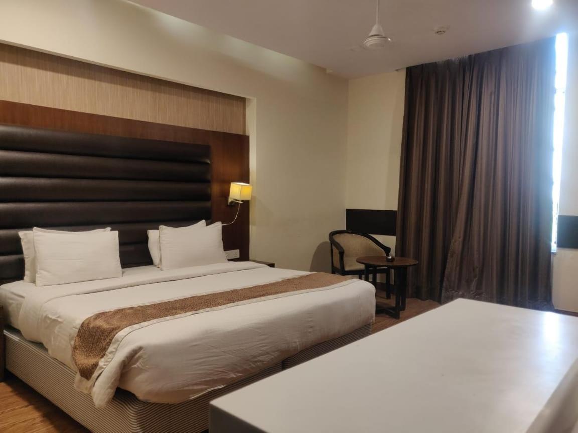 Hotel Casaya Inn Chinhat エクステリア 写真