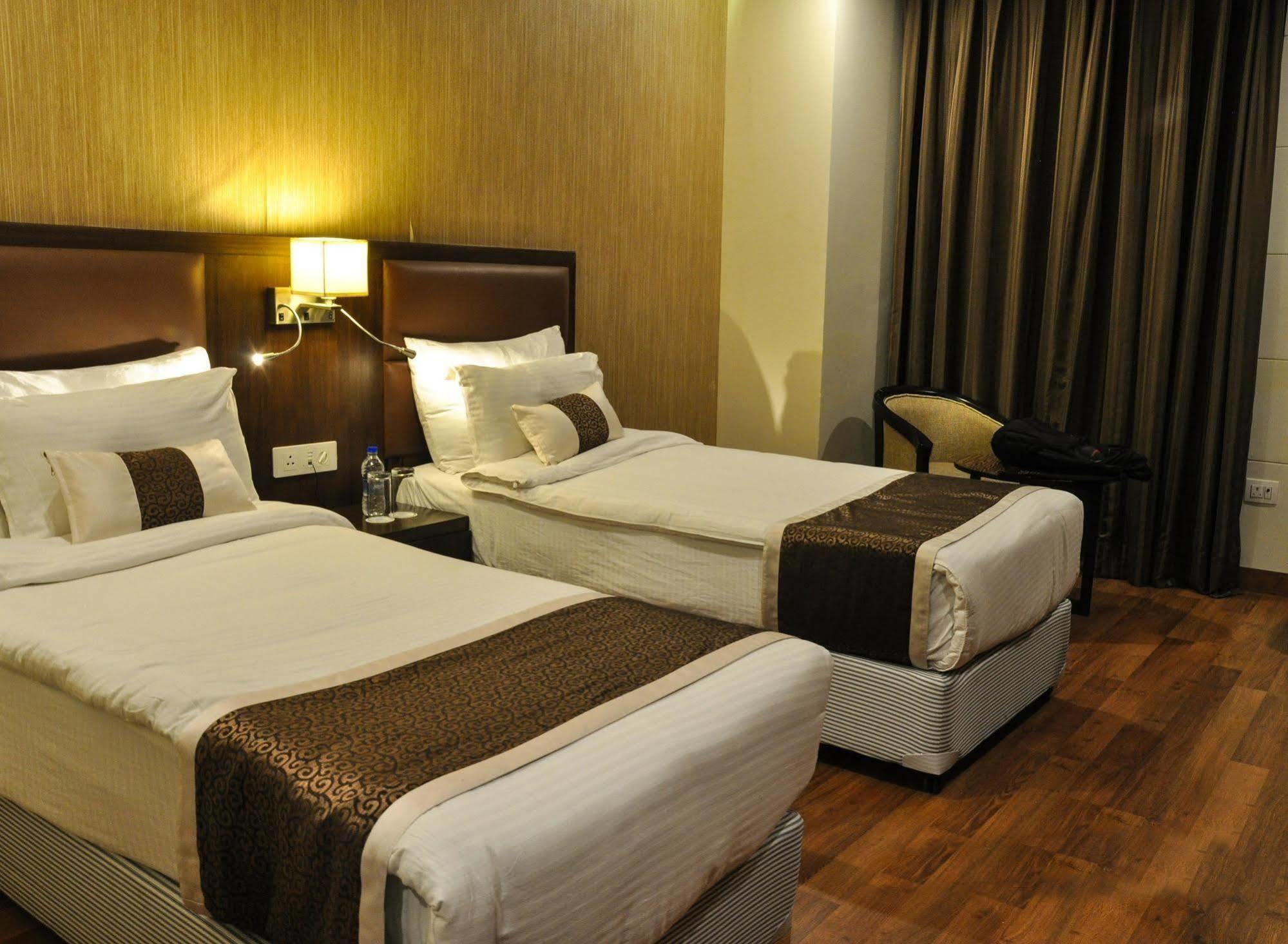 Hotel Casaya Inn Chinhat エクステリア 写真