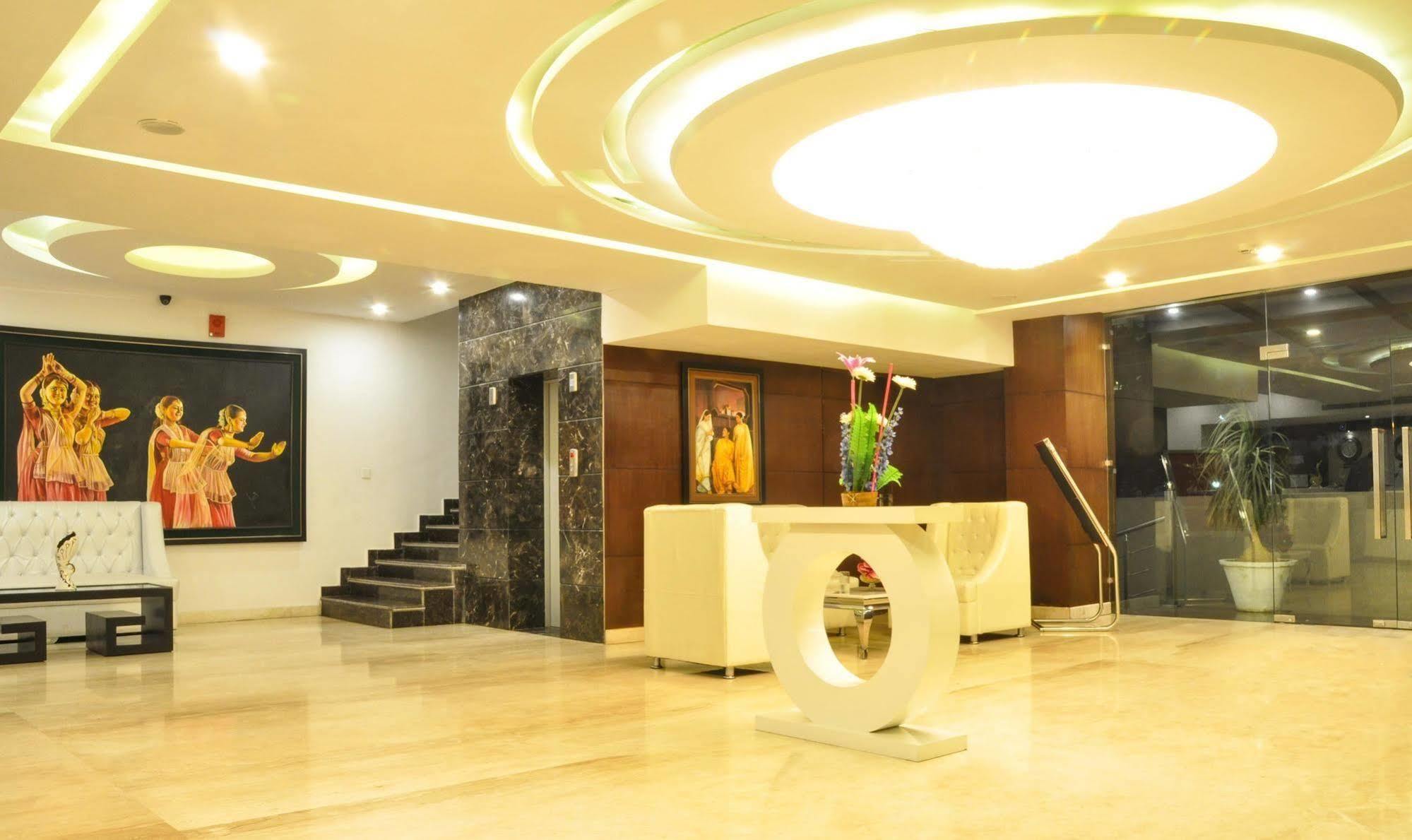 Hotel Casaya Inn Chinhat エクステリア 写真
